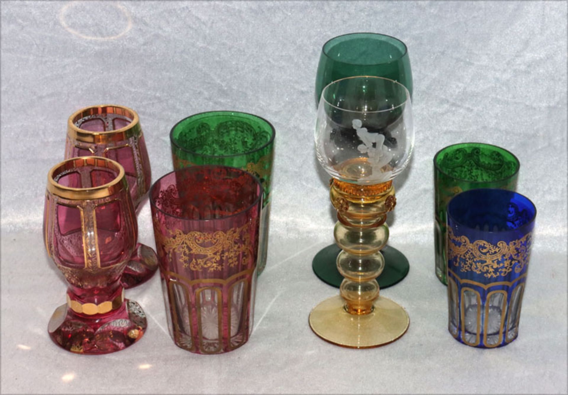 Trinkglas-Konvolut: 2 Theresienthal Gläser, bernsteinfarben mit klarem Kelch und figürlichem