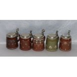 5 Pfrontner Keramik Bierkrüge mit Zinndeckel, braun und grün mit verschiedenen Dekoren, H 13 cm, D