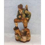 Holz Figurenskulptur 'Jäger mit Hund', gefaßt, H 24 cm, B 10 cm, T 8 cm