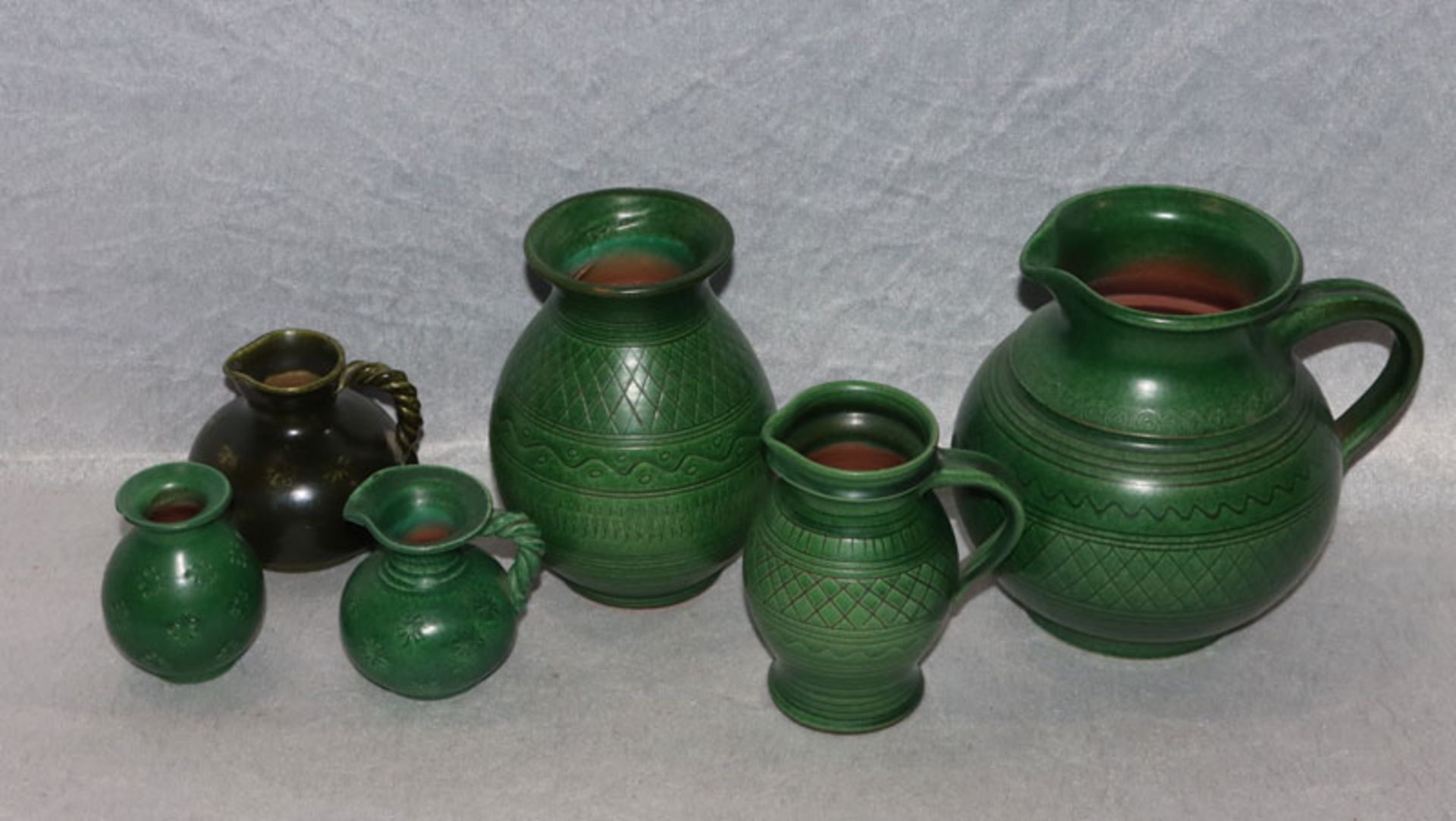 Konvolut von Kagel Keramik, grün glasiert, 4 Henkelkrüge und 2 Vasen in verschiedenen Größen, H 7/15