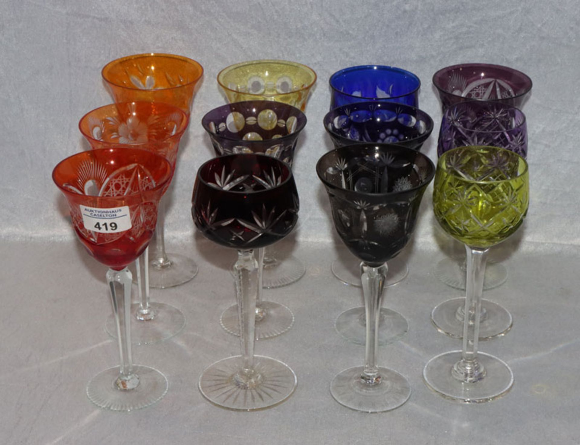 Konvolut von 12 verschiedenen Weinrömern, diverse Formen, Farben und Schliffdekor, ein Glas gechipt,