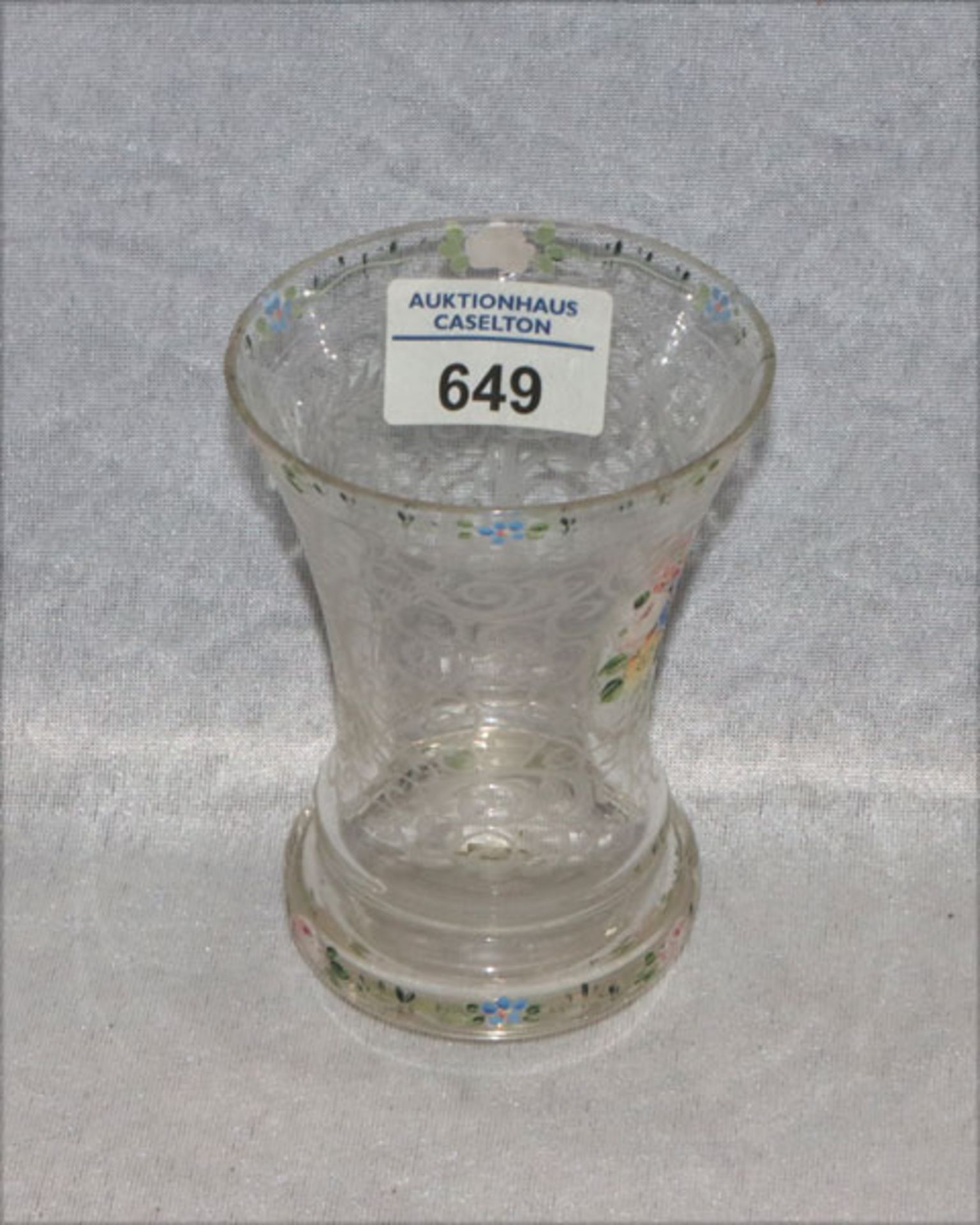 Glasbecher graviert und mit Blumenbemalung, berieben und teils gechipt, H 12 cm