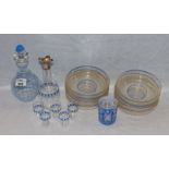 Glas-Konvolut: Karaffe mit blauem Dekor und Metallhals, H 18 cm, und 5 passende Stamperl, H 5 cm,