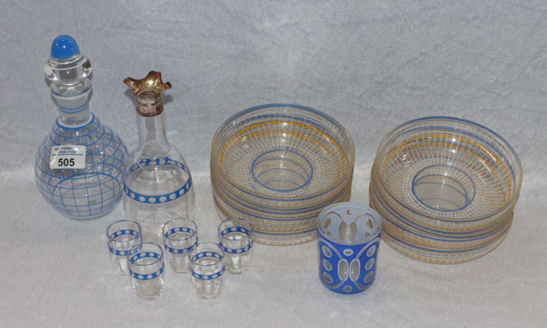 Glas-Konvolut: Karaffe mit blauem Dekor und Metallhals, H 18 cm, und 5 passende Stamperl, H 5 cm,