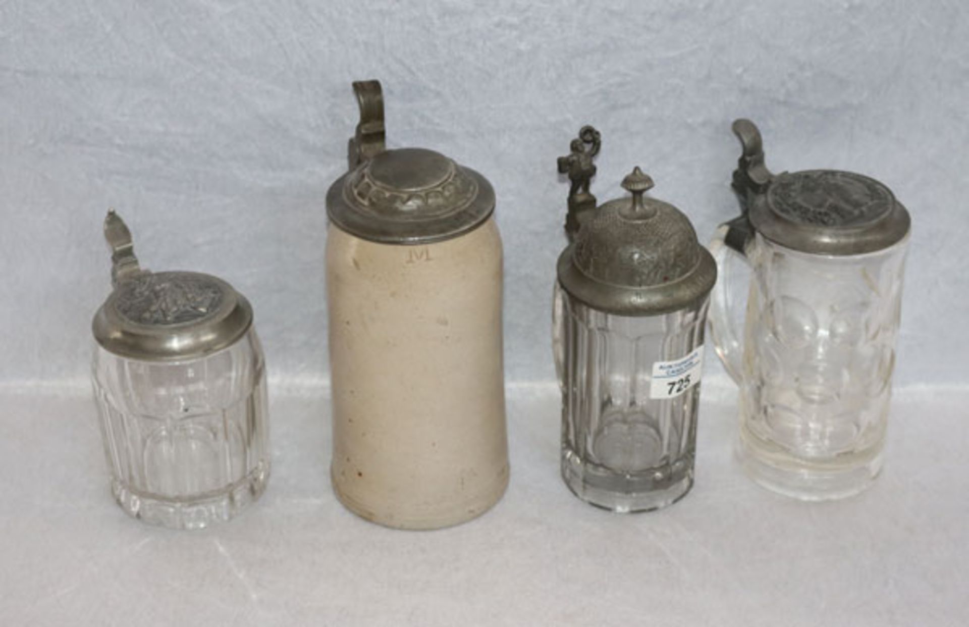 Konvolut von 3 Glas Bierkrügen mit Zinndeckel, H 15/21 cm, und Steingut bierkrug mit Zinndeckel, H