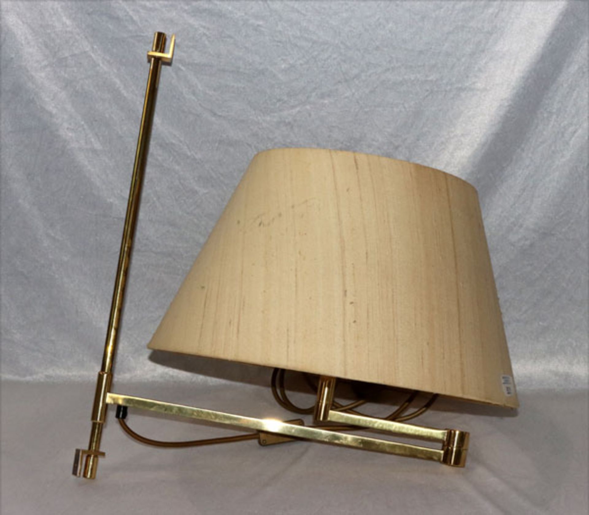 Wandlampe mit beigen Schirm, H 55 cm, D 45 cm, Alters- und Gebrauchsspuren