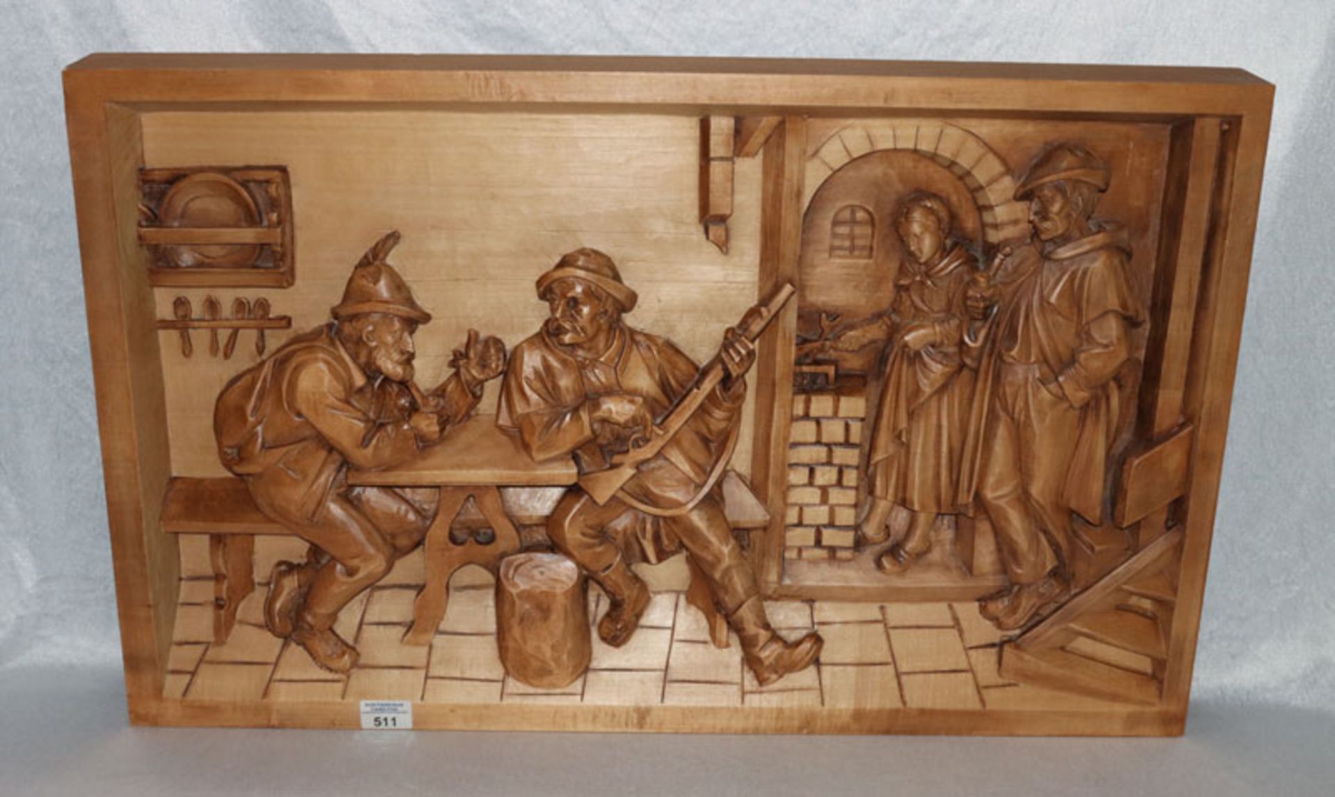 Holz Reliefbild 'Stuben-Szenerie mit Jäger', gebeizt, rückseitg signiert Pflaumer 1983,