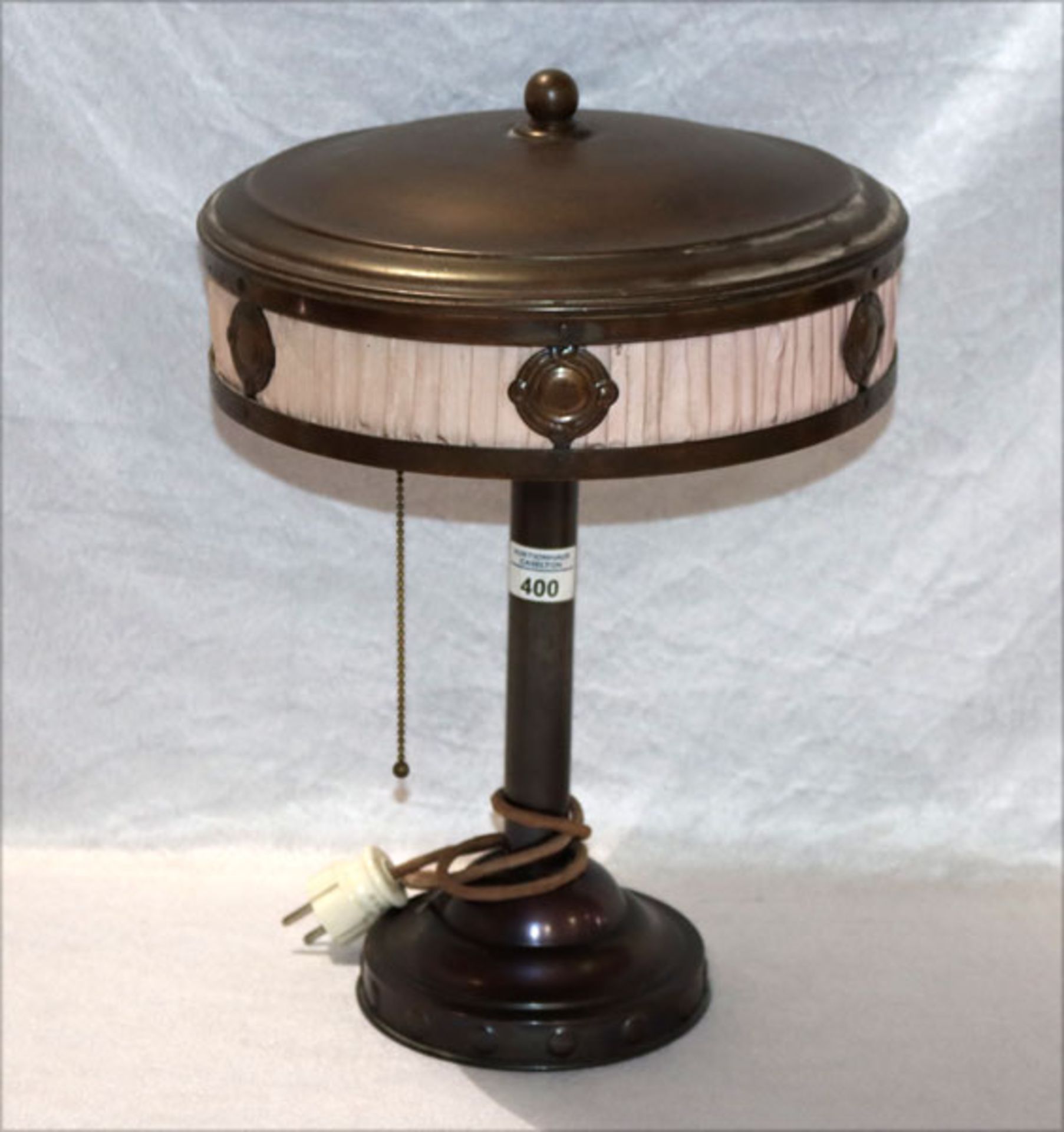 Tischlampe um 1900, Metall mit Stoffverzierung, H 43 cm, D 31 cm, Altersspuren, Funktion nicht