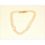 Perlenkette mit 14 k Gelbgold Schließe, verziert mit Diamanten, L 88 cm
