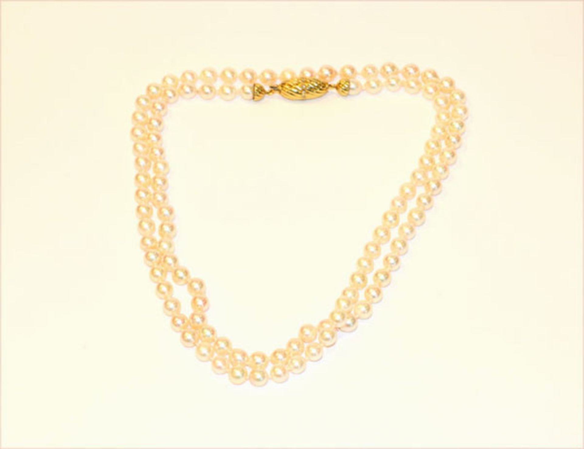 Perlenkette mit 14 k Gelbgold Schließe, verziert mit Diamanten, L 88 cm