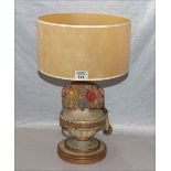 Tischlampe mit Holzfuß in Vasenform mit Blumen und beigen Schirm, farbig gefaßt, H 50 cm, D 30 cm,