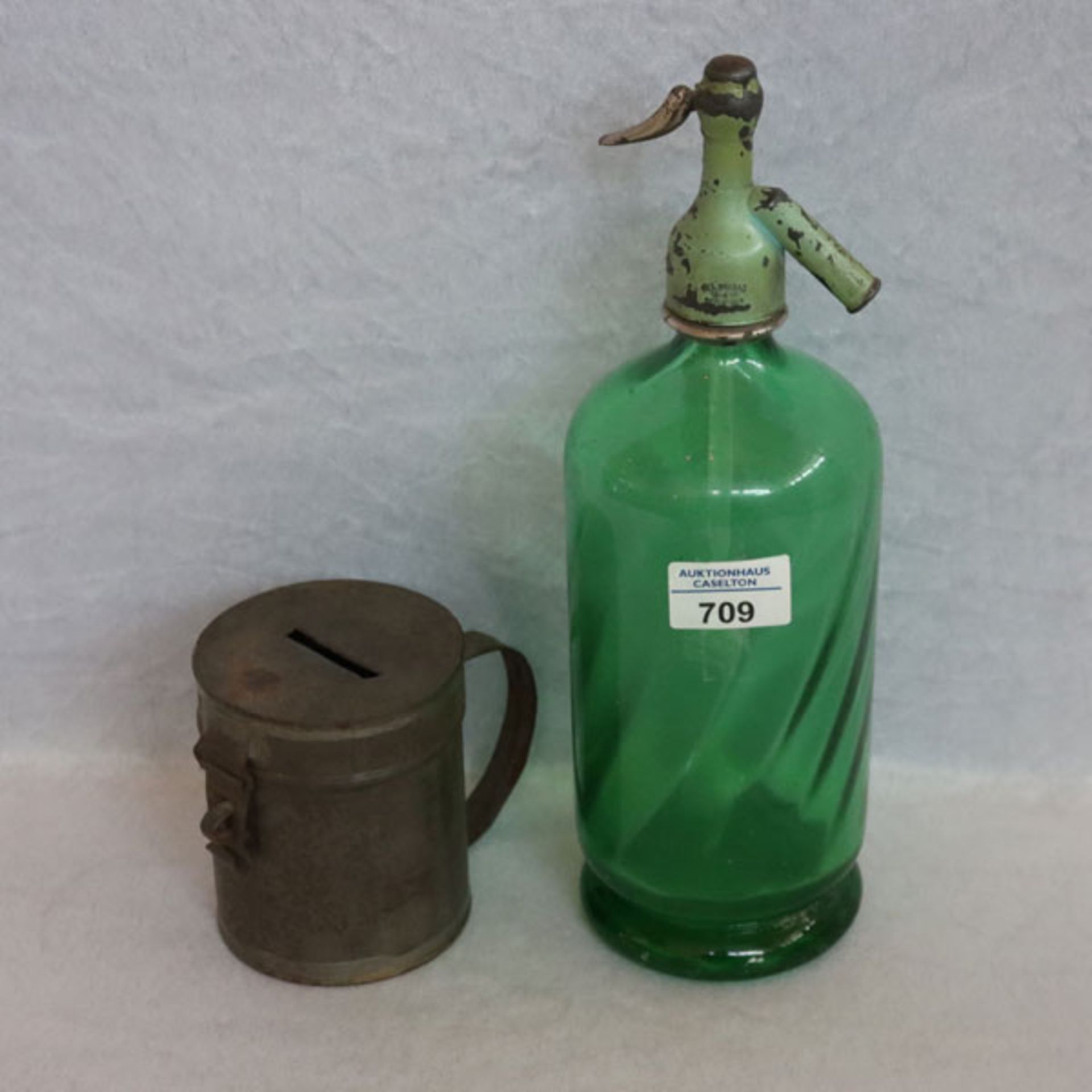 Antike grüne Sodaflasche, H 32 cm, D 11 cm, und Opferdose für Kollekte, ohne Schloß, H 11 cm, D 9