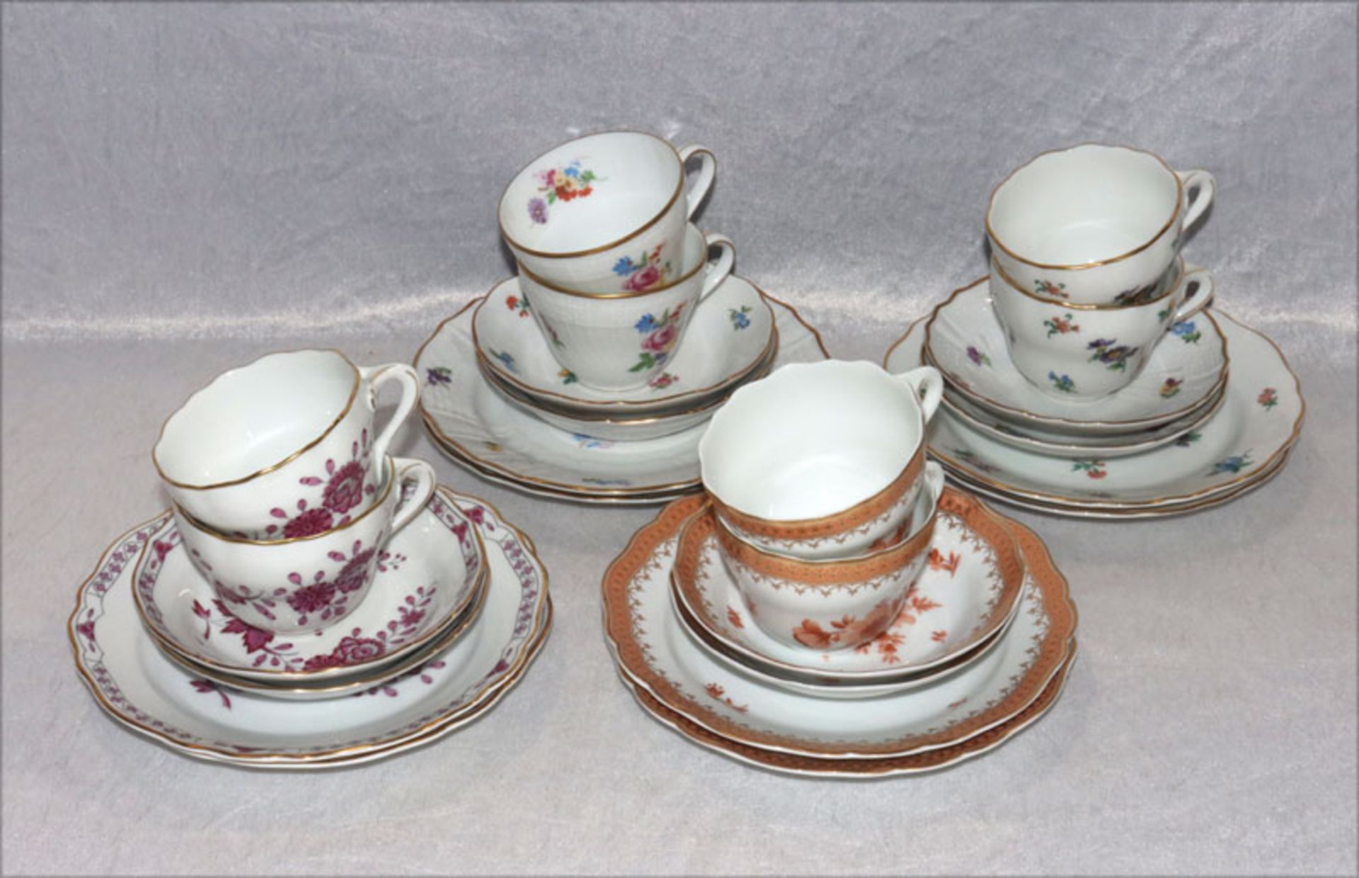 4 x 2 Hutschenreuther Kaffeegedecke, Dekor Linderhof, Mirabell, Dresden mit Blumendekor und