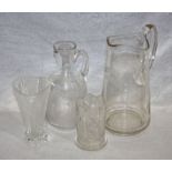 Glas-Konvolut: 2 Vasen und 2 Henkelkrüge, geschliffen und graviert, H 12/25 cm, Gebrauchsspuren