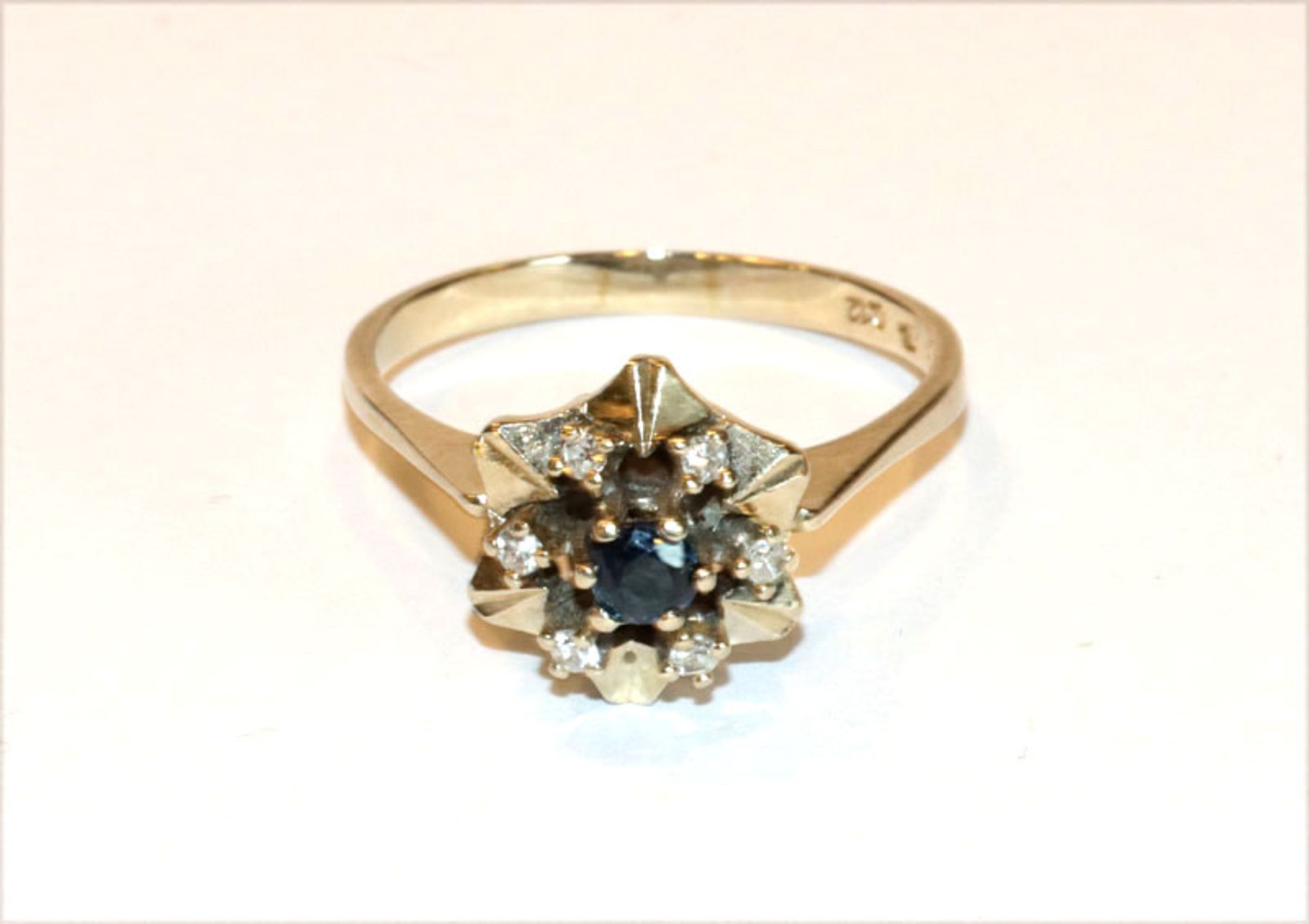 14 k Weißgold Ring mit Safir und 6 Diamanten, zus. 0,2 ct., Gr. 60, 4 gr.