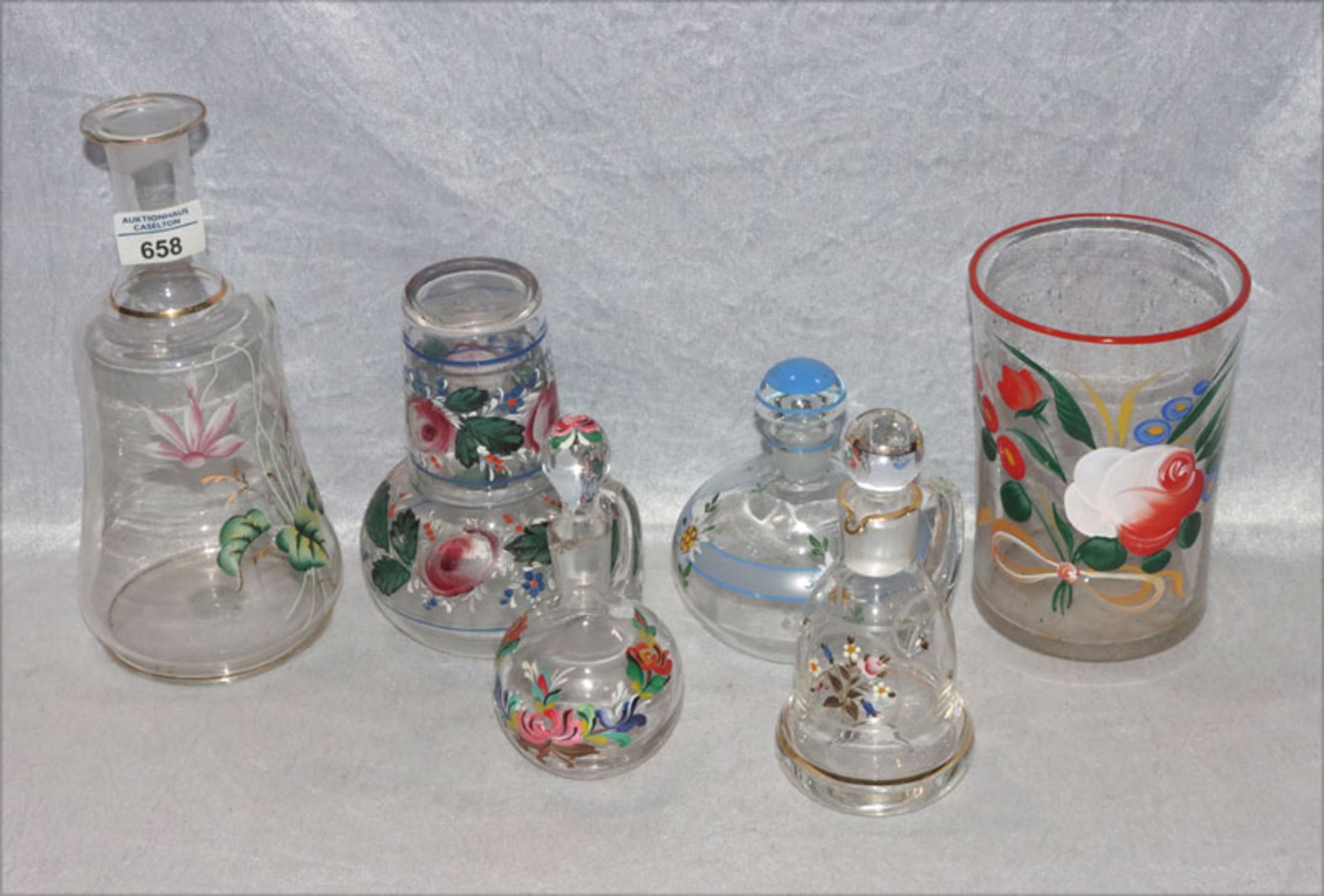 Glas-Konvolut: Flasche ohne Stöpsel, H 27 cm, Flasche mit Glas, H 18 cm, 3 kleine Karaffen, H 14/