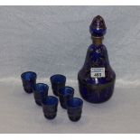 Blaue Glaskaraffe mit Silberdekor und 6 passende Schnapsbecher, H 25/5 cm, Gebrauchsspuren
