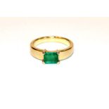 18 k Gelbgold Ring mit Smaragd, ca. 0,8 ct., 6,4 gr., Gr. 55
