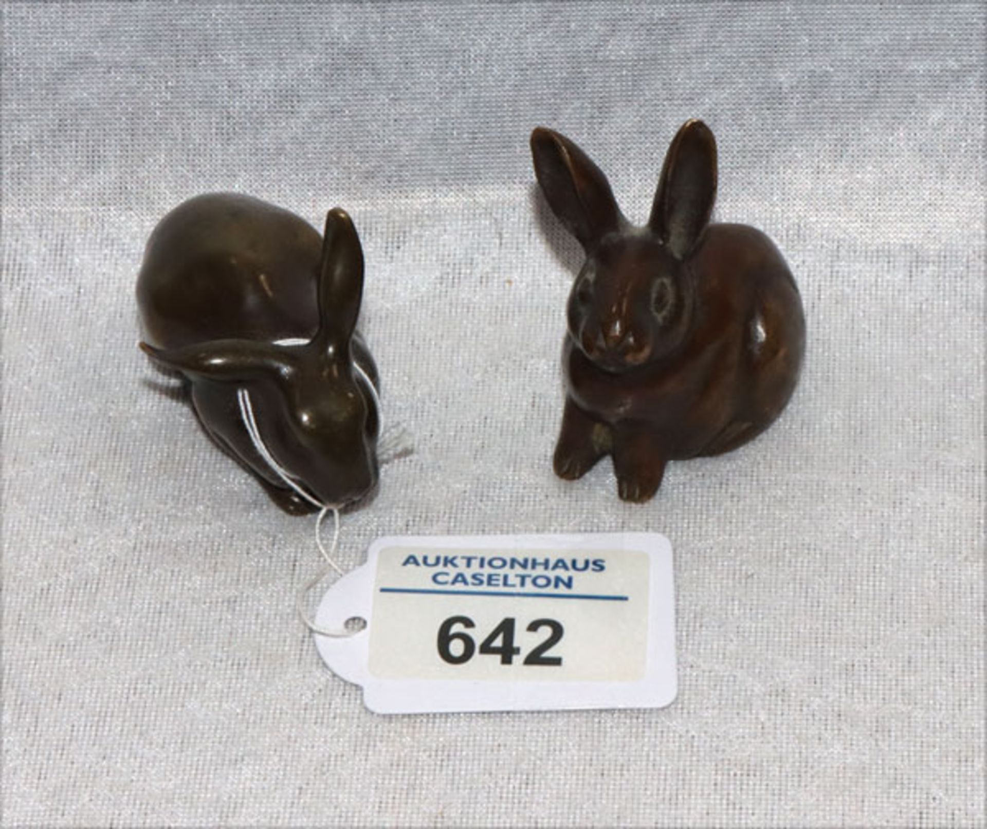 2 Bronze 'Hasen', einer monogrammiert LS, H 4,5/5 cm