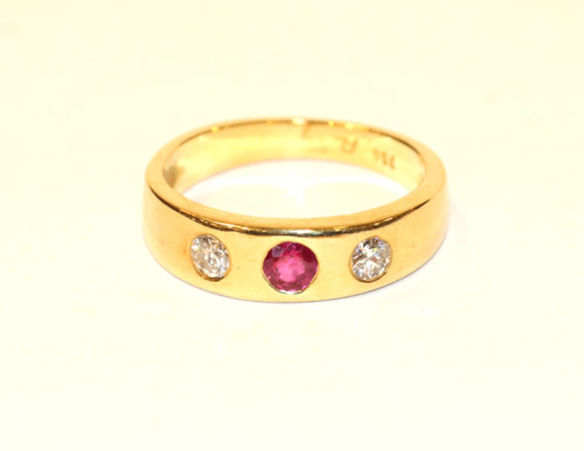 18 k Gelbgold Bandring mit 2 Diamanten und Rubin, 4,6 gr., Gr. 53