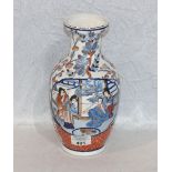 Asiatische Blumenvase mit figürlichem und floralem Dekor, H 26 cm, D 14 cm