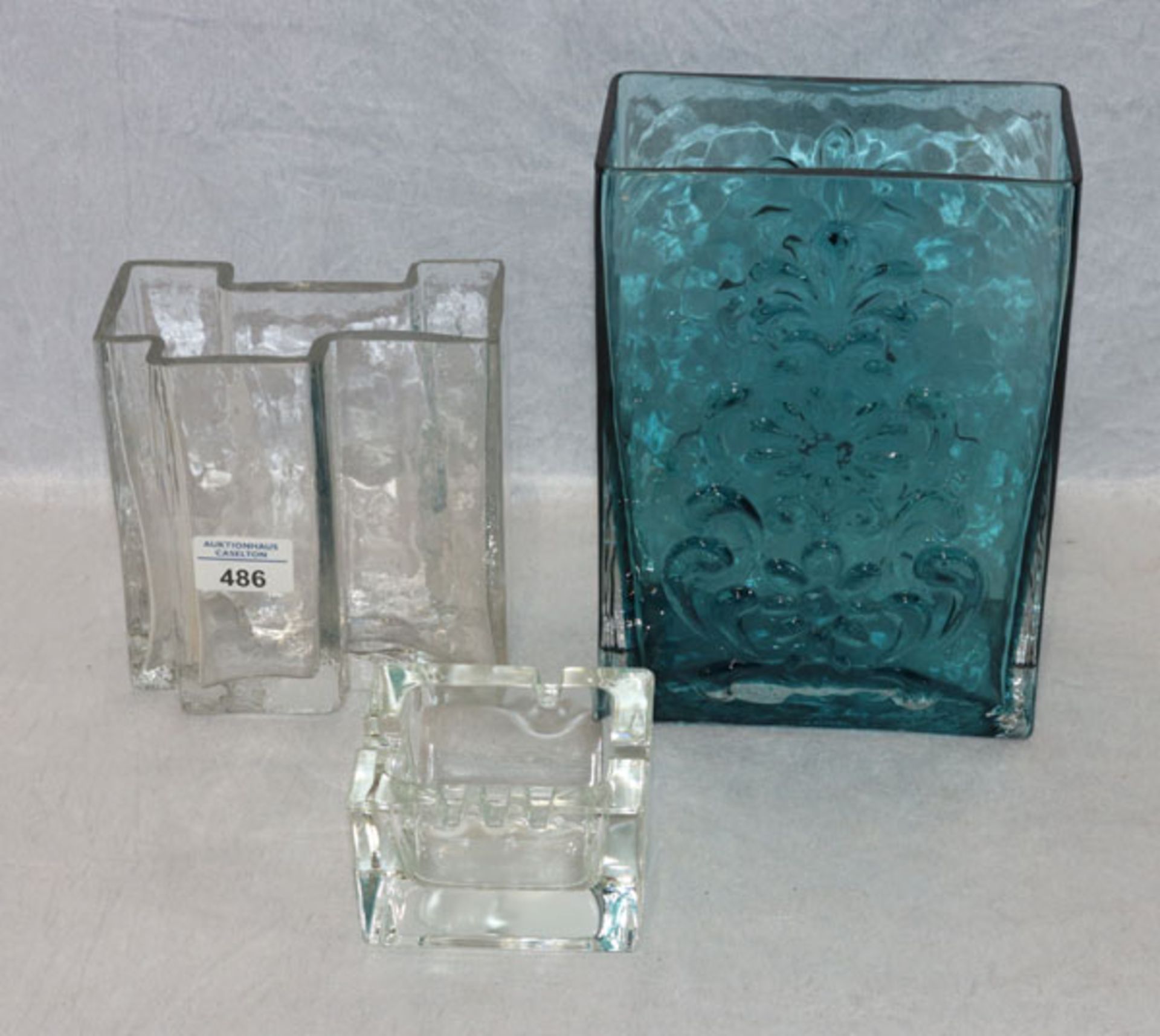 Glas-Konvolut: 2 Vasen, klar und hellblau, H 16/24 cm, und Aschenbecher, H 7 cm, B 10 cm, T 8,5