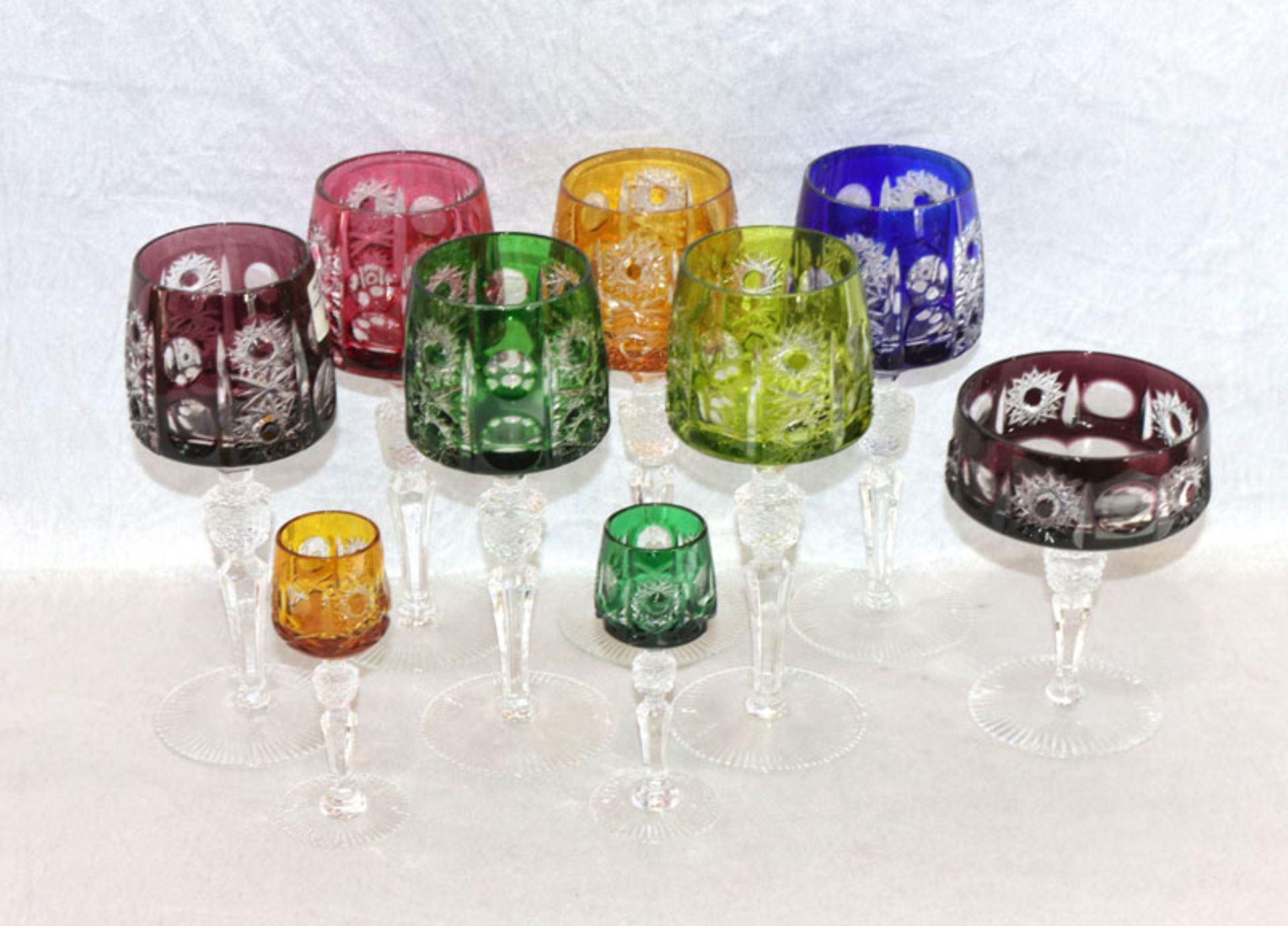 Trinkglas-Konvolut: 6 farbige Weinrömer, 2 Schnapsrömer und eine Sektschale, alles mit gleichem