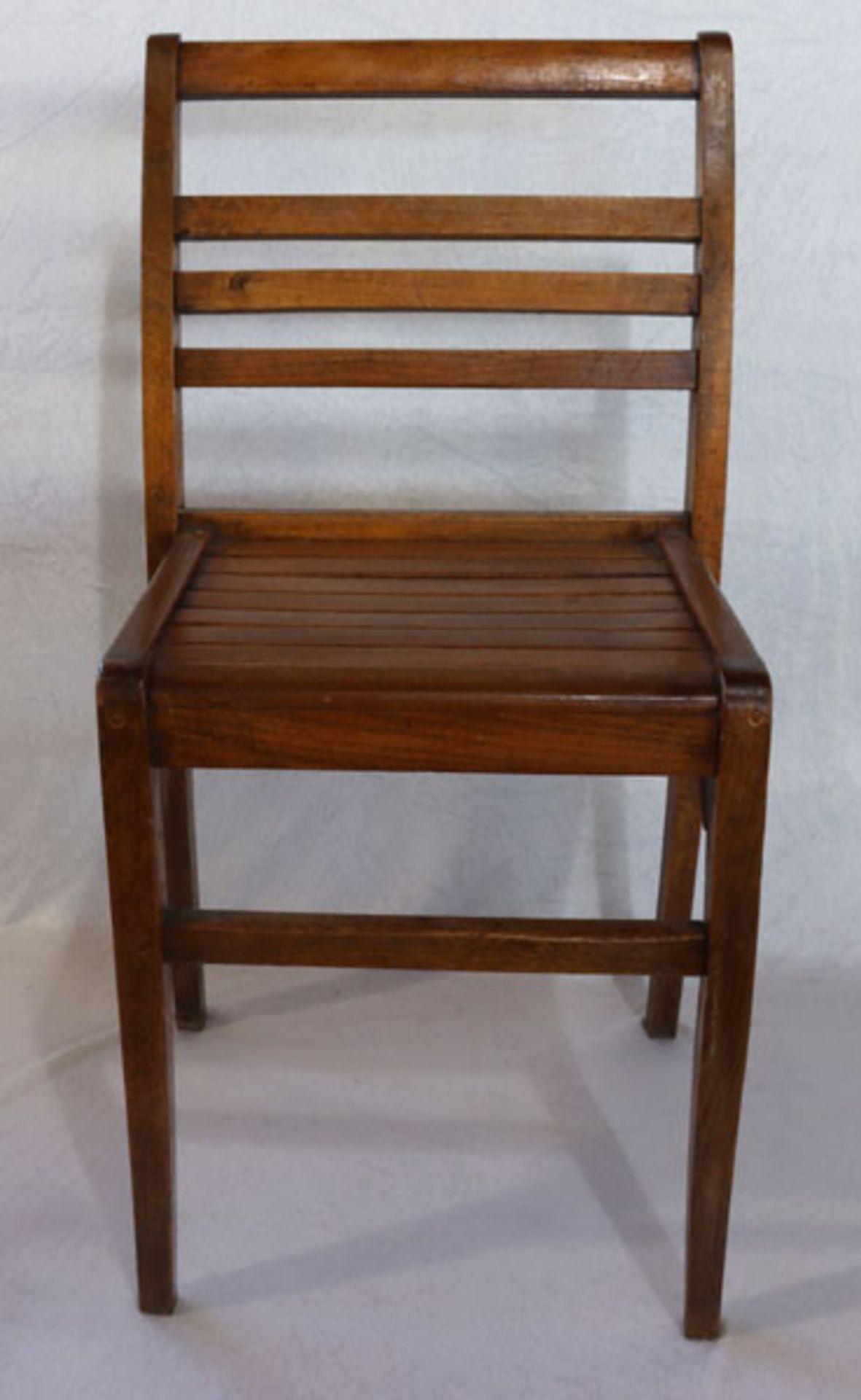 8 stapelbare Holzstühle, H H 80 cm, 43 cm, T 37 cm, Gebrauchsspuren