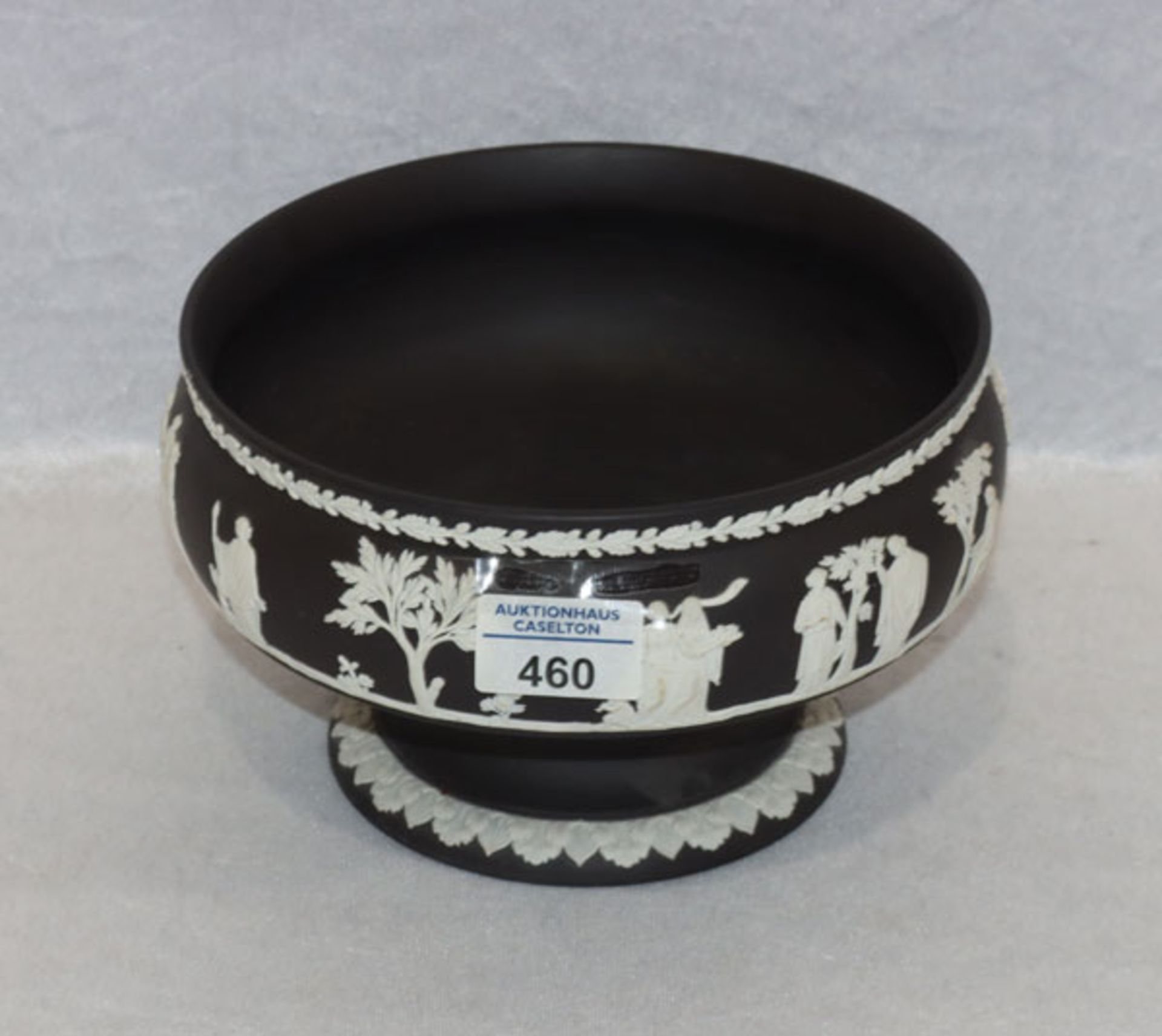 Wedgwood Fußschale, schwarz mit weißem Dekor, griechische Szenerien, H 13 cm, D 22 cm,