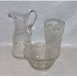 Glas-Konvolut: Kristallschale mit feinem Schliffdekor, H 10 cm, D 20 cm, und 2 Glas-Henkelkrüge