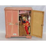 Puppen-Kleiderschrank mit 2 Barbie Puppen und diverser Bekleidung, bespielt und bestossen, H 42