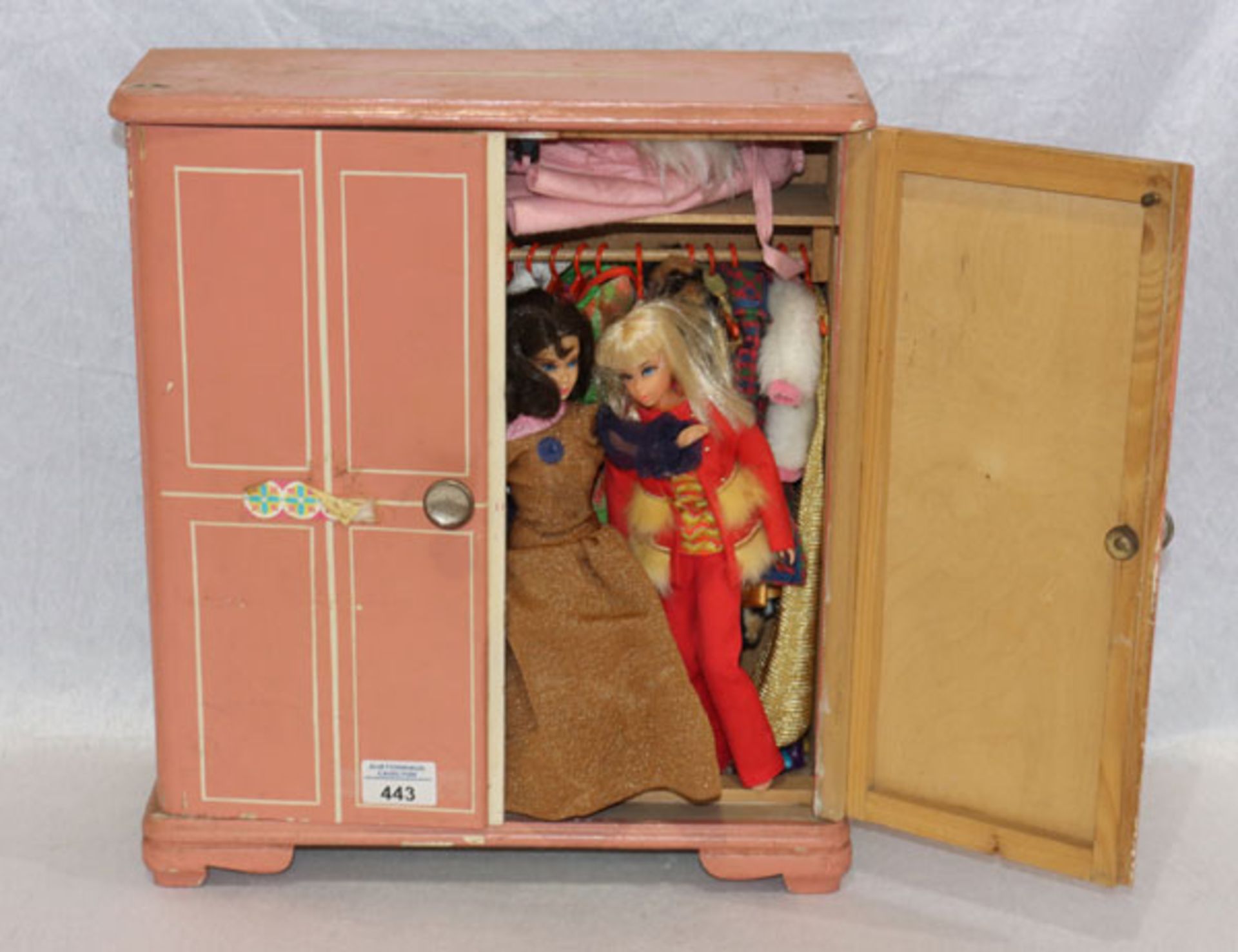 Puppen-Kleiderschrank mit 2 Barbie Puppen und diverser Bekleidung, bespielt und bestossen, H 42