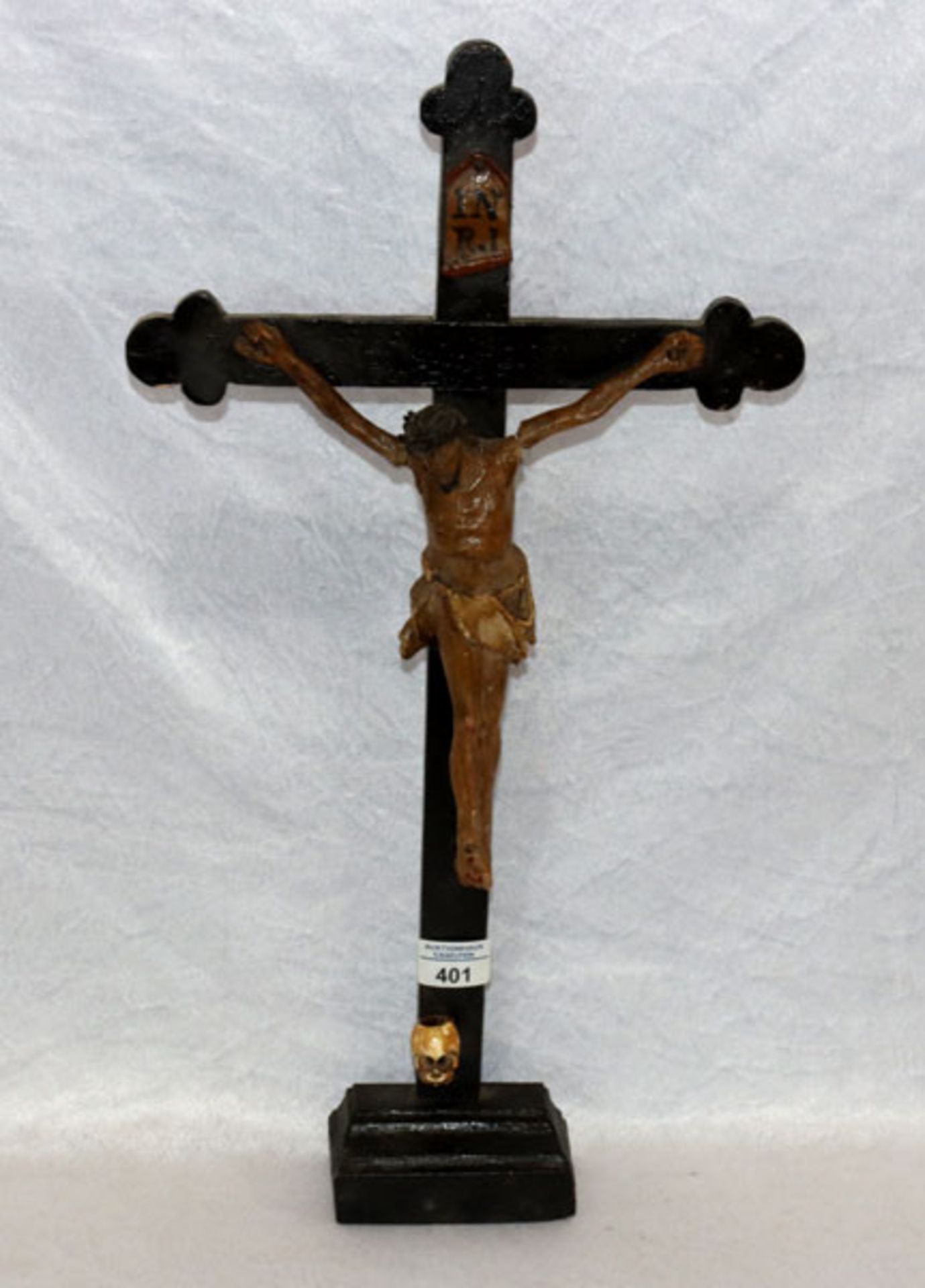 Holz Standkreuz mit Korpus Christi und Totenkopf, 19. Jahrhundert, H 56 cm, B 30 cm, Altersspuren