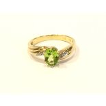 Englischer 9 k Gelbgold Ring mit Peridot und kleine Diamanten in Weißgold gefaßt, einer fehlt, 2,7