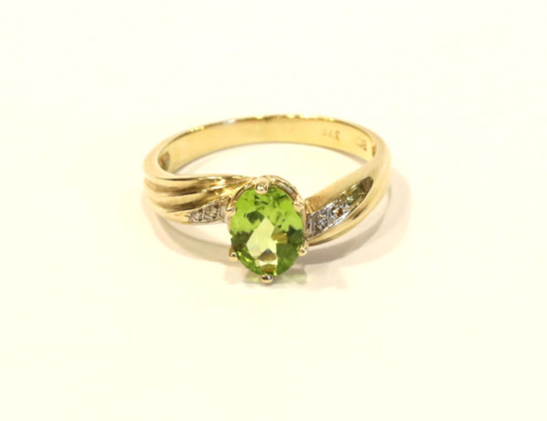 Englischer 9 k Gelbgold Ring mit Peridot und kleine Diamanten in Weißgold gefaßt, einer fehlt, 2,7