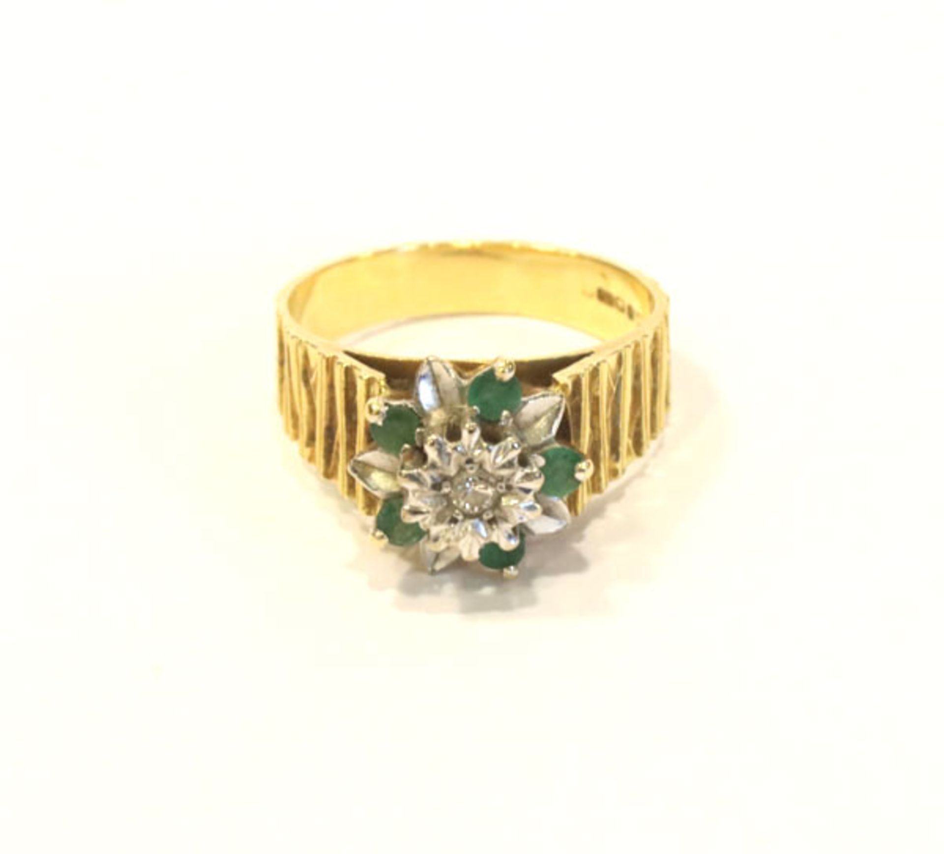 Englischer 18 k Gelb- und Weißgold Ring mit Diamant und Smaragden in Blütenform, 6,6 gr., Gr. 55