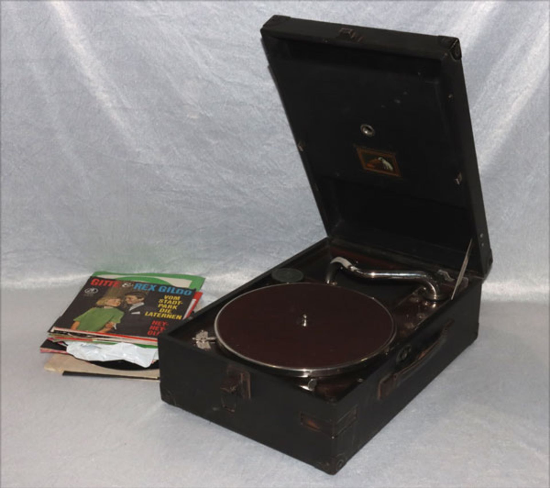 Grammophon 'The Masters Voice', in Koffer mit Nadeln, sowie diverse Schallplatten, Alters- und