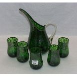 Grüner Glas Henkelkrug, H 30 cm, D 16 cm, und 5 passende Becher, H 12 cm, D 8 cm, alles mit