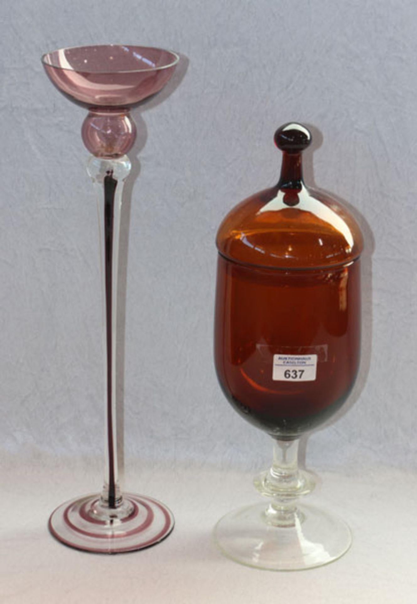 Glas Deckeldose mit braunem Kelch, H cm, und hoher, mundgeblasener Kerzenleuchter, klar/lila, H 45