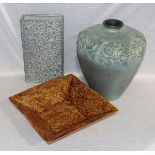 Konvolut: Schale mit reliefiertem Blumendekor, braun glasiert, H 7 cm, 27 cm x 27 cm, Vase mit