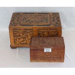 2 Holzkassetten mit Reliefschnitzerei, gebeizt, H 11 cm, B 19 cm, T 11 cm, und H 16 cm, B 32 cm, T