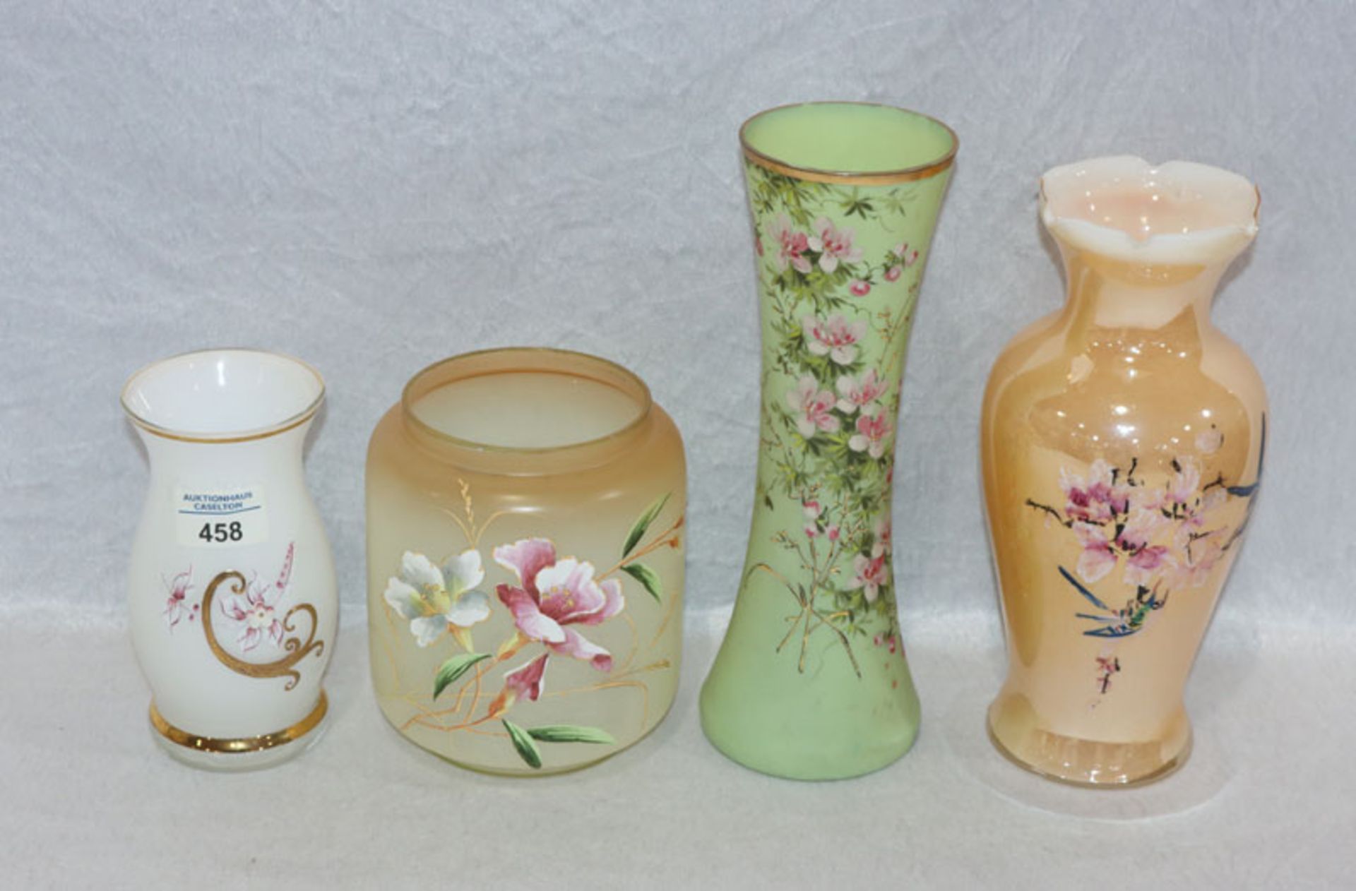 Konvolut von 4 Glas-Blumenvasen in verschiedenen Farben mit Floraldekor, H 16/27 cm,