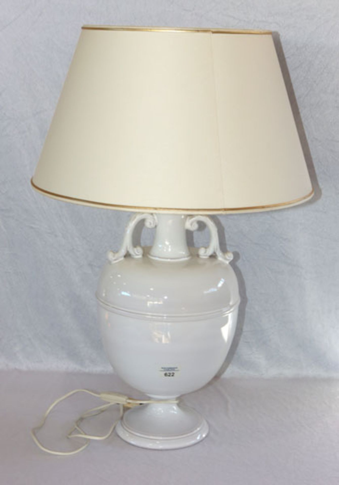 Tischlampe mit weiß glasiertem Keramikfuß und beigen Stoffschirm, H 75 cm, D 50 cm, Gebrauchsspuren