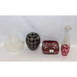 Glas-Konvolut: Henkelschale, H 21 cm, lila Vase, H 18 cm, rote Vase, H 11 cm, rote Schale, H 8,5 cm,