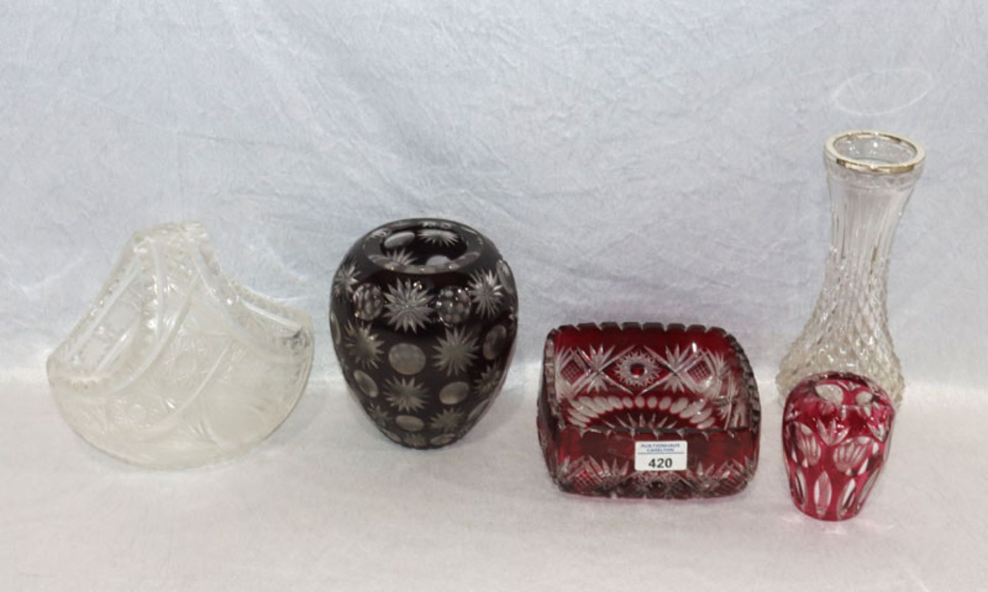 Glas-Konvolut: Henkelschale, H 21 cm, lila Vase, H 18 cm, rote Vase, H 11 cm, rote Schale, H 8,5 cm,