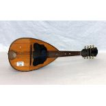 Mandoline, Lauteninstrument, H 62 cm, B 20,5 cm, T 15 cm, bespielt und altersbedingte