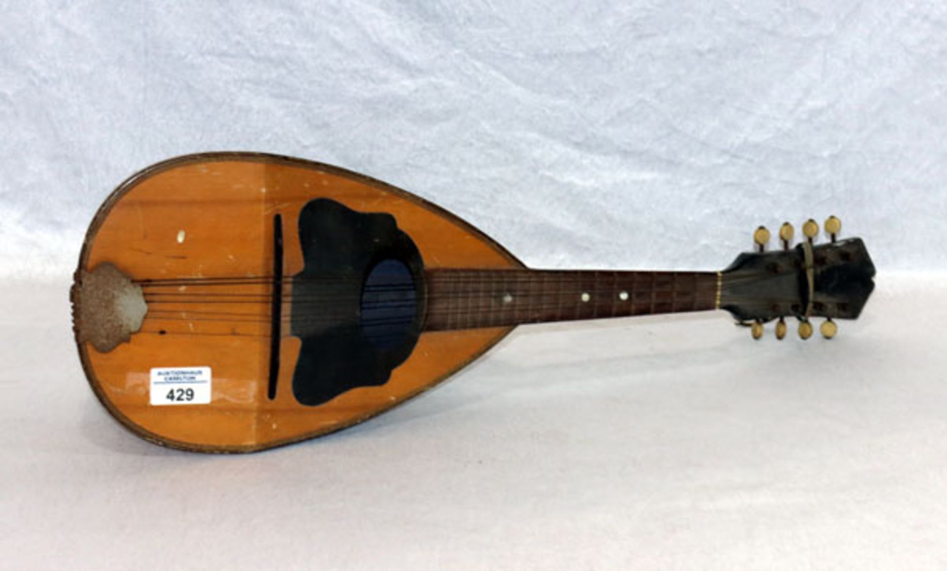 Mandoline, Lauteninstrument, H 62 cm, B 20,5 cm, T 15 cm, bespielt und altersbedingte