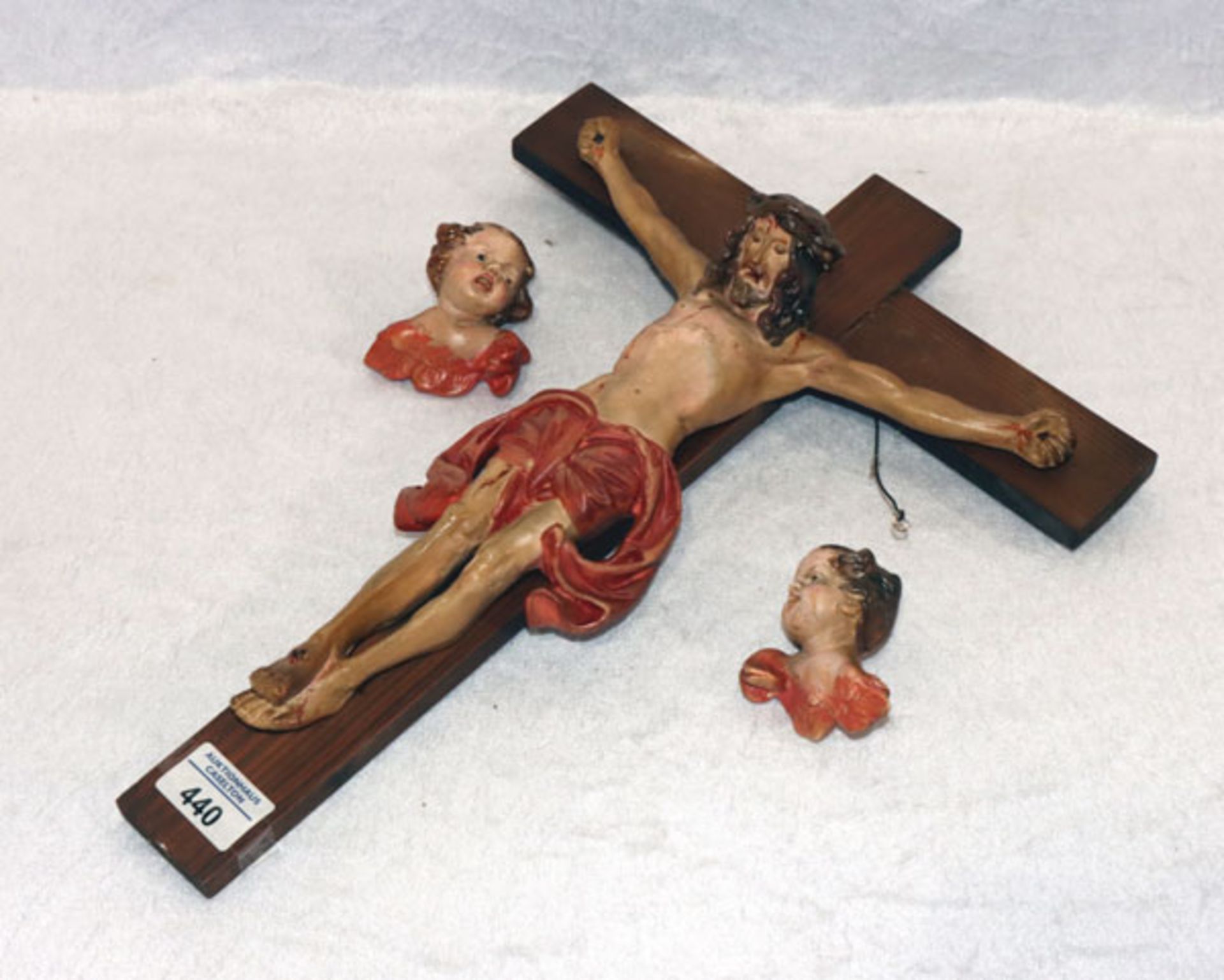 Holzkreuz mit Gips Korpus Christi, H 40 cm, B 30 cm, und 2 Puttenköpfe, H 8 cm, B 6,5 cm, teils