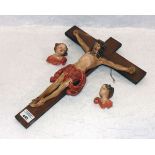 Holzkreuz mit Gips Korpus Christi, H 40 cm, B 30 cm, und 2 Puttenköpfe, H 8 cm, B 6,5 cm, teils