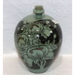 Koreanische Seladon Keramik Vase in bauchiger Form mit engem Hals, grün mit schwarz/brauner